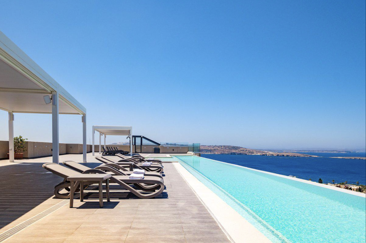 Zwembad op het dak van Hotel Mayflower in Malta.